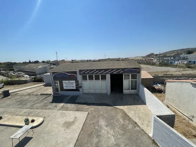 Vue extérieure du magasin MPA 11 installé dans une zone d’activités