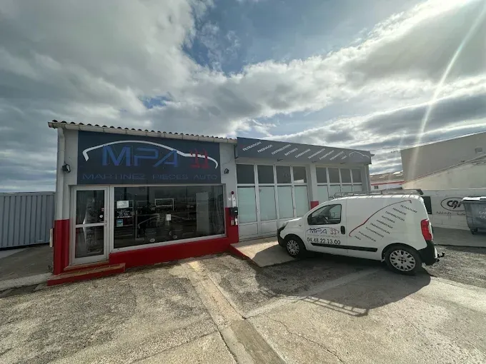 Façade du magasin MPA 11 avec un véhicule utilitaire stationné devant l’entrée
