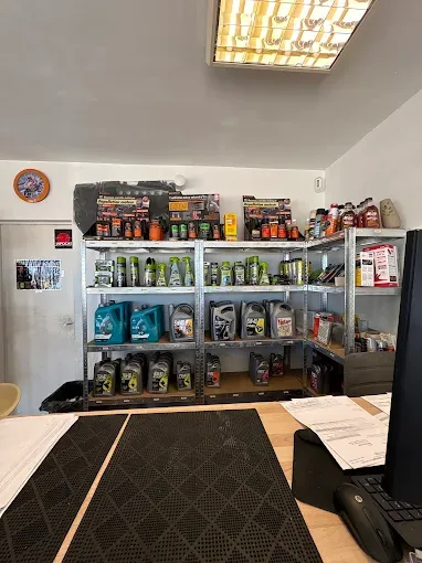Rayonnages de lubrifiants et produits automobiles dans le magasin MPA 11